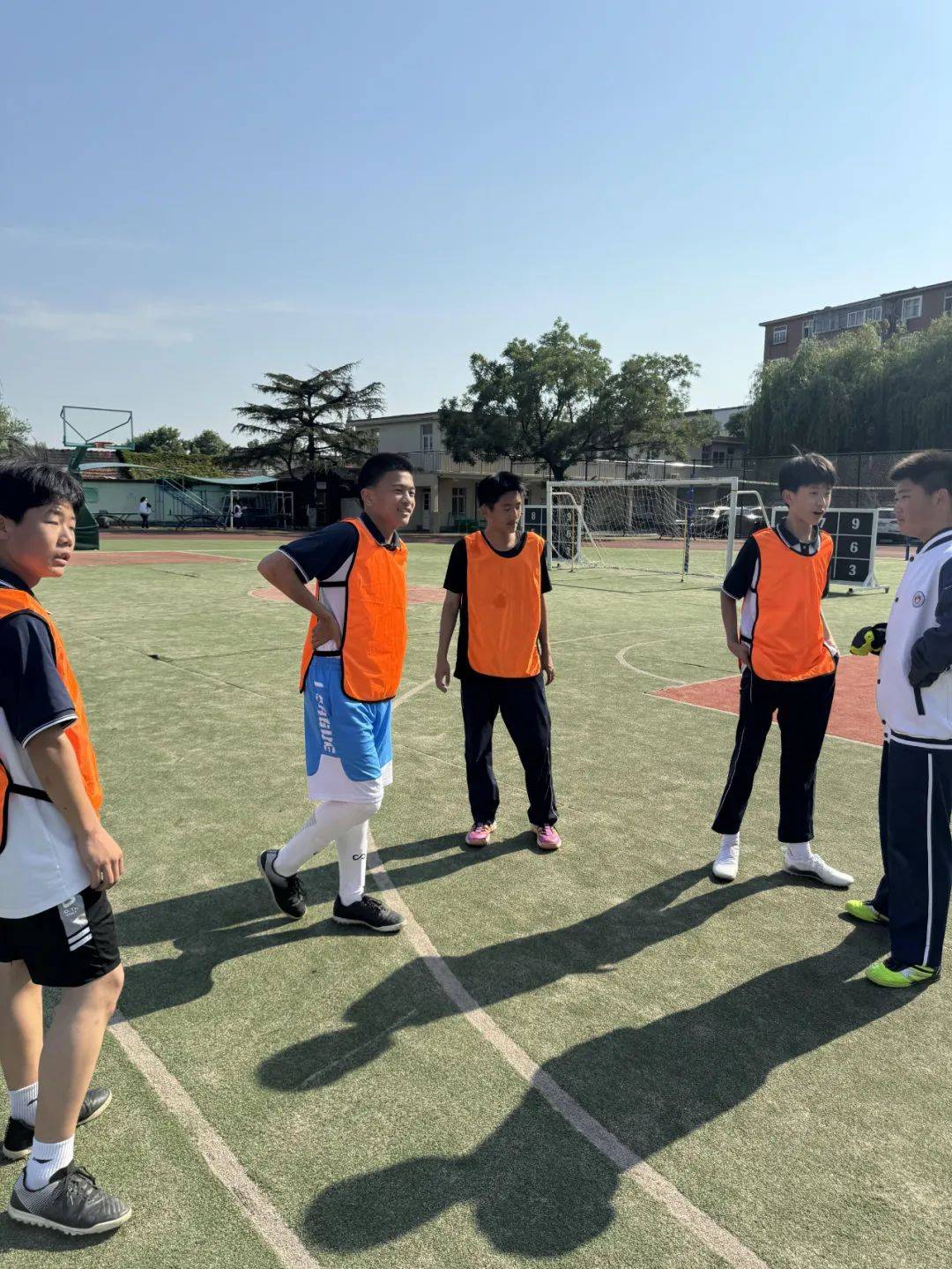 关于纵情足球运动热度迅猛，比赛场面惊险刺激的信息