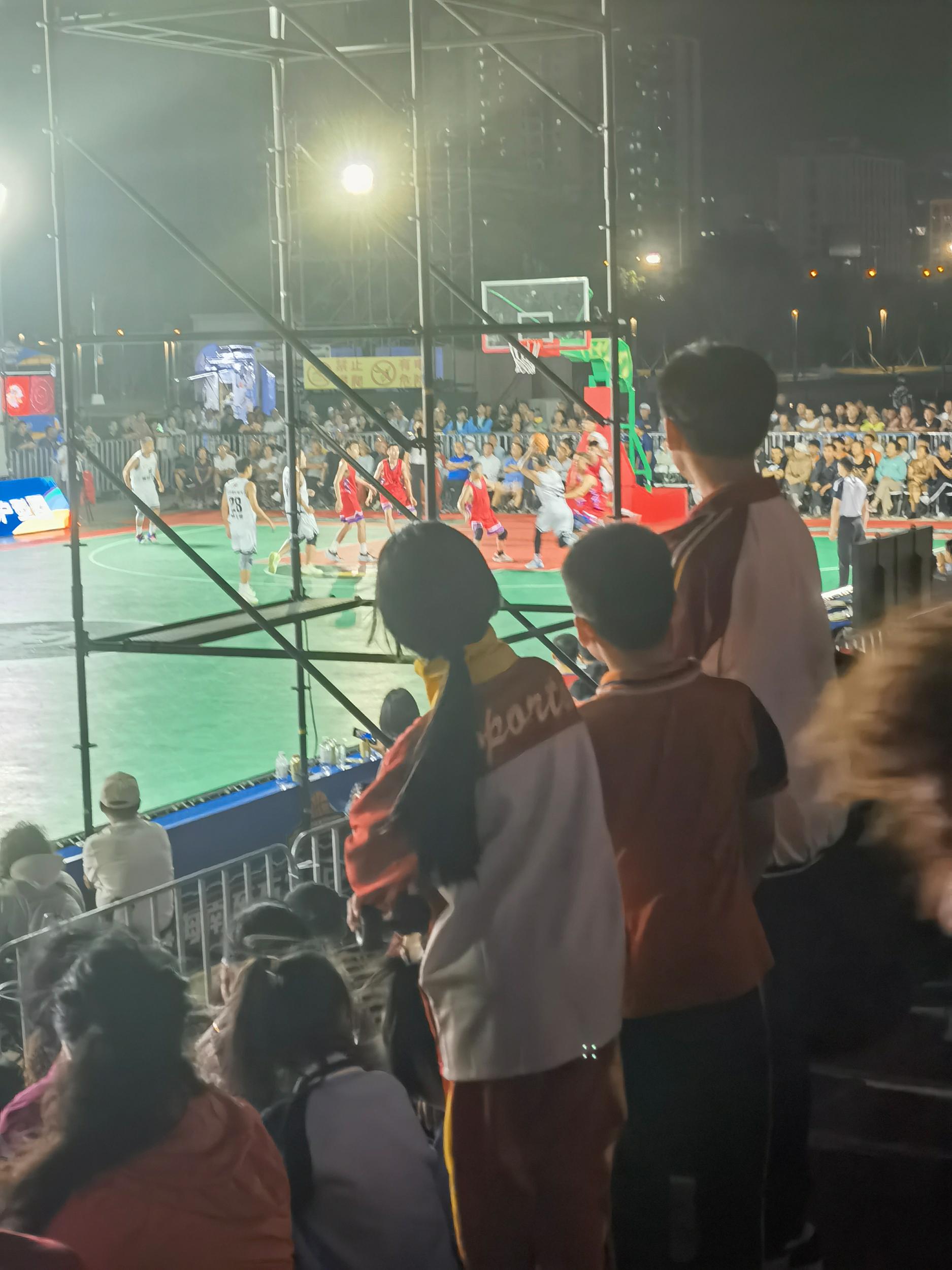 这场比赛成为年度体育盛事，吸引了全国各地的球迷观战的简单介绍