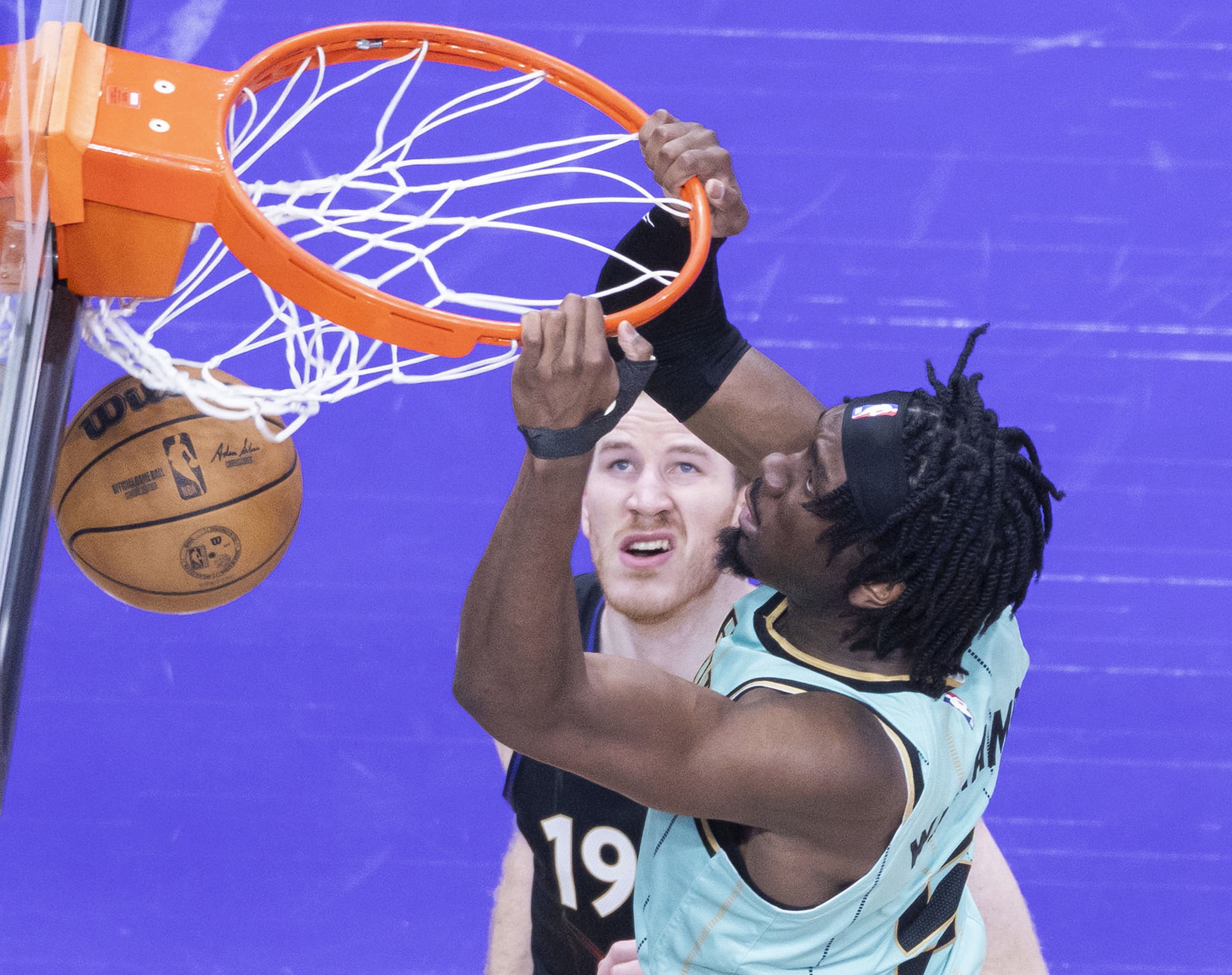 猛龙队率先赢得NBA总决赛胜利